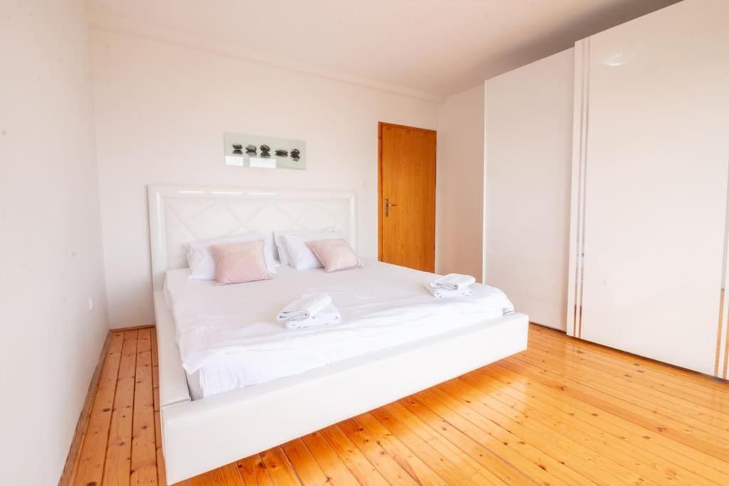 Casa Farmak - 4 Bedroom Lux Apartment With Infinity Pool & Lake View Ohrid Extérieur photo